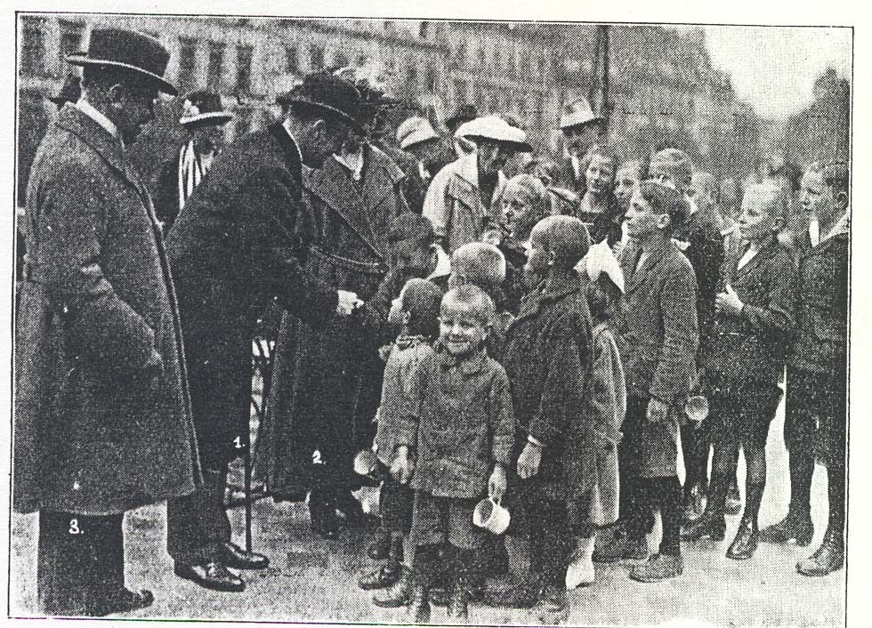 03_Henriques_Hg_1926_p110_Quäker und Kinder in Berlin 1920