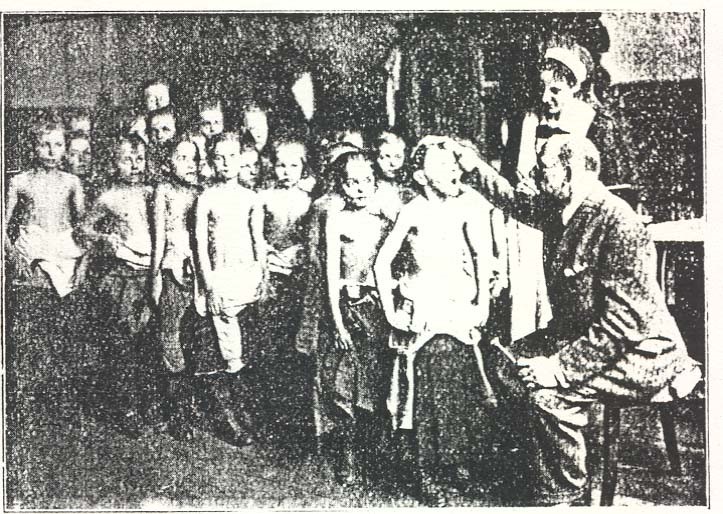 05_Henriques_Hg_1926_p75_Ärztliche Untersuchung Speisungsbedürftiger 1920