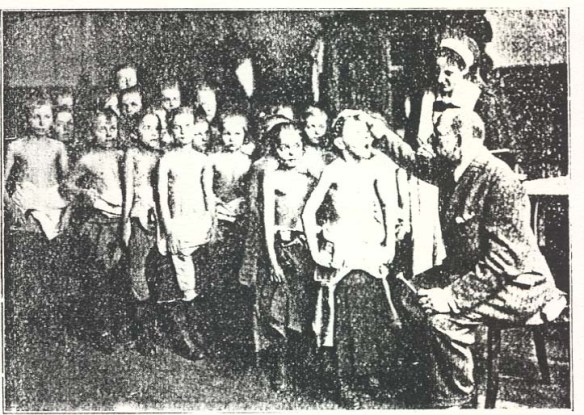 05_Henriques_Hg_1926_p75_Ärztliche Untersuchung Speisungsbedürftiger 1920
