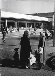 15_Bundesarchiv_Bild 183-61967-0008_CC-BY-SA 3.0_DDR_Selbstbedienung_Eisenhüttenstadt_Schaufenster