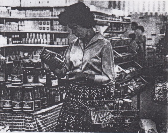 17_Gemeinschaftsarbeit_1959_p001_DDR_Einzelhandel_Selbstbedienung_Konsumentin_Glasverpackung