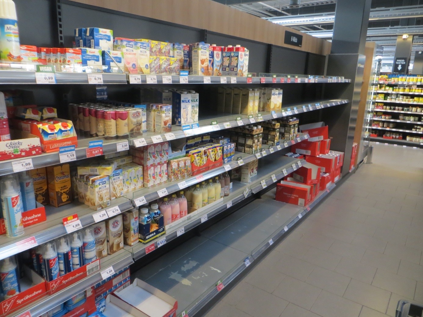 01_Einzelhandel_Verkaufsraeume_Verkaufsregal_Milch_Edeka_Hannover