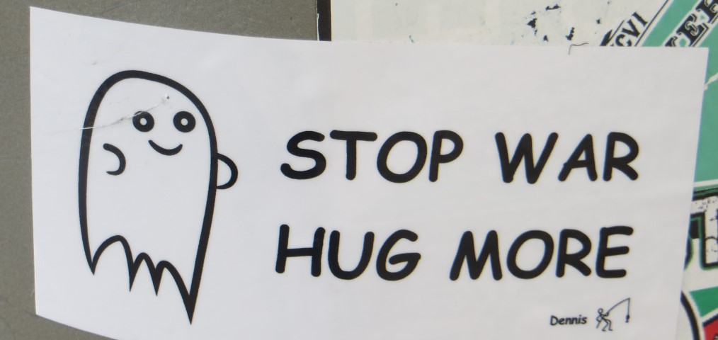 01_Umarmungen_Friedensbewegung