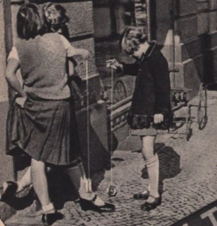 26_Wiener Magazin_07_1933_Nr02_p32_Jo-Jo_Straße_Spiel_Maedchen