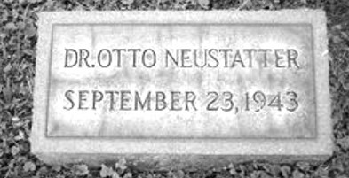 18_Oliver-Bryk_Mediziner_Otto-Neustaetter_Grabstein