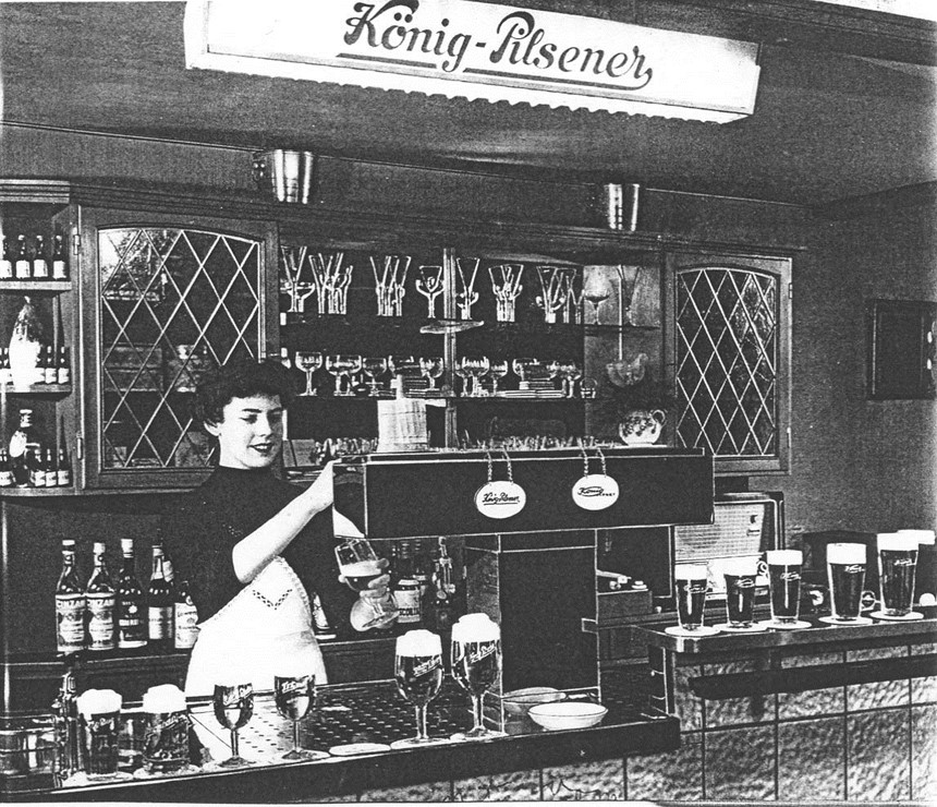 18_Chronik_1958_sp_Bier_Gaststaette_Kellnerin_Zapfanlage_Bierglas