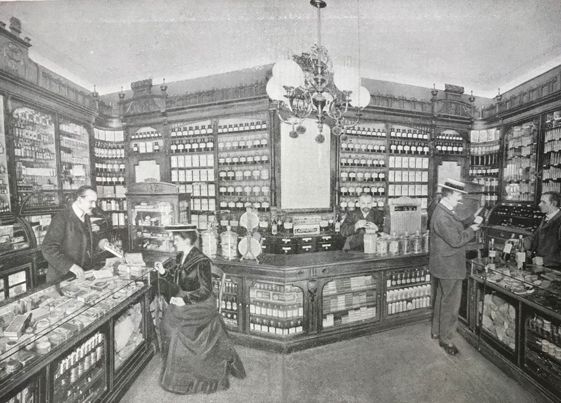 09_Destillation_1903_sp_Max-Noa_Berlin_Drogerie_Verkaufsstaette_Essenzen