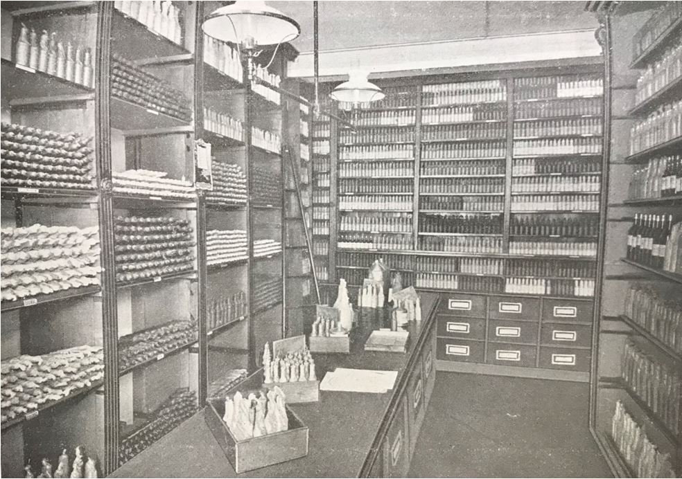 14_Destillation_1903_sp_Max-Noa_Essenzen_Lagerraum_Verpackungen_Selbstbereitung_DIY