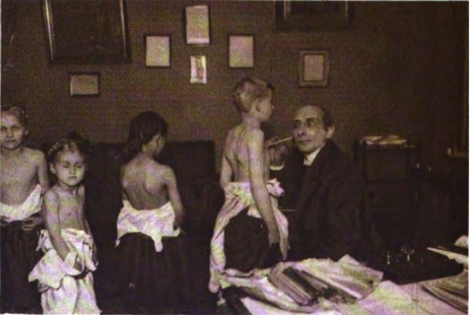 16_Deutsch-Amerika_08_1922_Nr45_p12_Kinder_Unterernaehrung_Koerper_Reihenuntersuchung_Berlin