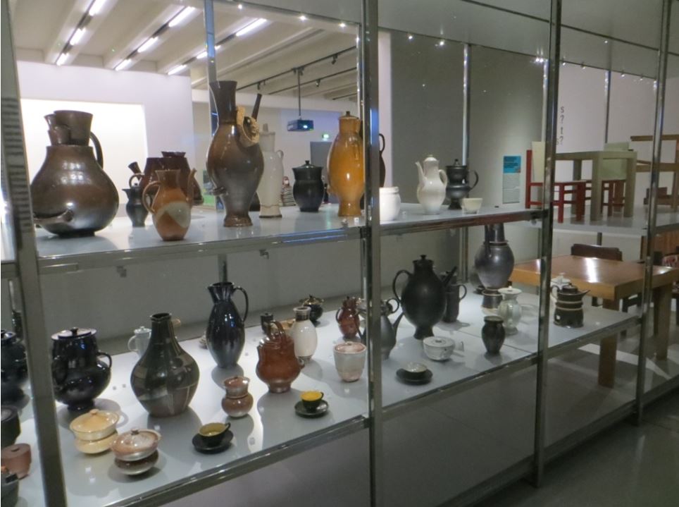 11_Uwe-Spiekermann_Bauhausmuseum_Weimar_Keramik_Moebel