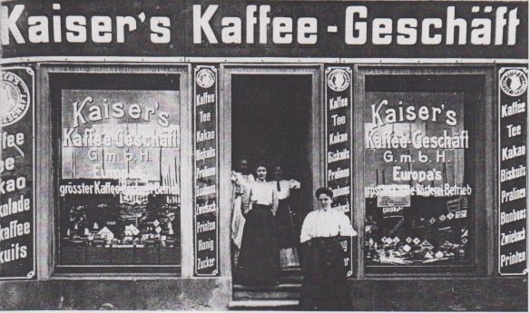 11_Jahre_100_1980_sp_Filialbetriebe_Verkaeuferinnen_Kaisers-Kaffeegeschäft_Schaufenster_Laden