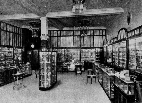 24_Der Welt-Spiegel_1910_12_18_Nr101_p8_Parfuemerie_Kopp-Joseph_Verkaufsraeume_Verkaufsvitrinen