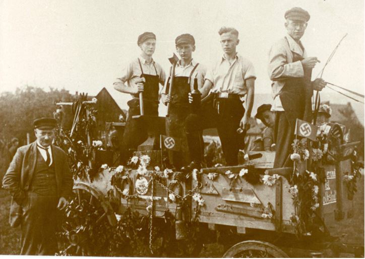 12_Archiv des Samtgemeinde Boffzen_Dorffest_Festkultur_Festwagen_Schmiede