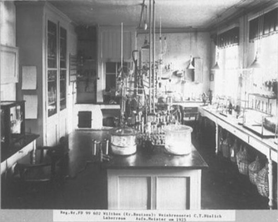 29_SLUB Dresden_Deutsche Fotothek_Nr33129766_C-T-Huenlich_Laboratorium_Spirituosenindustrie_Wilthen