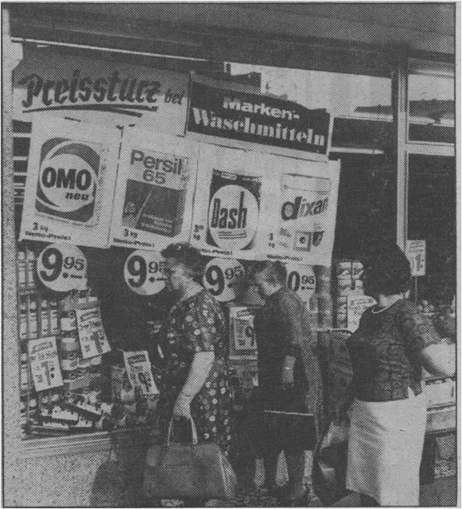 11_Der Spiegel_20_1966_Nr26_p36_Waschmittel_Sonderangebot_Schaufensterwerbung_Preisbindung_Markenartikel_Kaeuferinnen