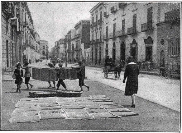 47_Konsumvereinsbote für Rheinland und Westfalen_19_1926_p118_Italien_Neapel_Nudeln_Makkaroni_Produktionsstaetten_Trocknung_Kinderarbeit