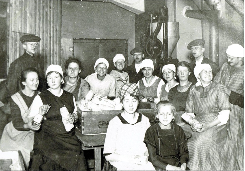 16_Stadtmuseum Bad Duerkheim_Foto-Sammlung Adolf Krapp_Ordner_8_Museumsgesellschaft Bad Duerkheim_Quieta_Kaethe-Kasper_Opitz_Produktionsstaette