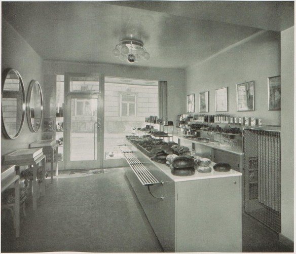 24_Innen-Dekoration_45_1934_p277_Konditorei_Feinbaecker_Suesswaren_Verkaufsstaette_Schaufenster_Kuchen_Ladenbau